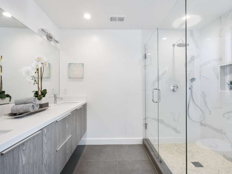 Découvrez comment transformer votre salle de bains avec des radiateurs design en verre trempé – élégance, personnalisation et confort garantis !